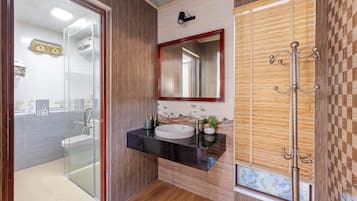 Chambre Double Familiale, 2 lits doubles, vue jardin | Salle de bain | Douche, articles de toilette gratuits, sĂšche-cheveux, chaussons