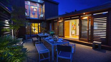 Luksushuvila, kylpyhuone makuuhuoneen yhteydessä, näköala puutarhaan | Ulkopuoli