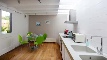 Villa Luxe, salle de bains attenante, vue jardin | Cuisine partagée | Chaise haute