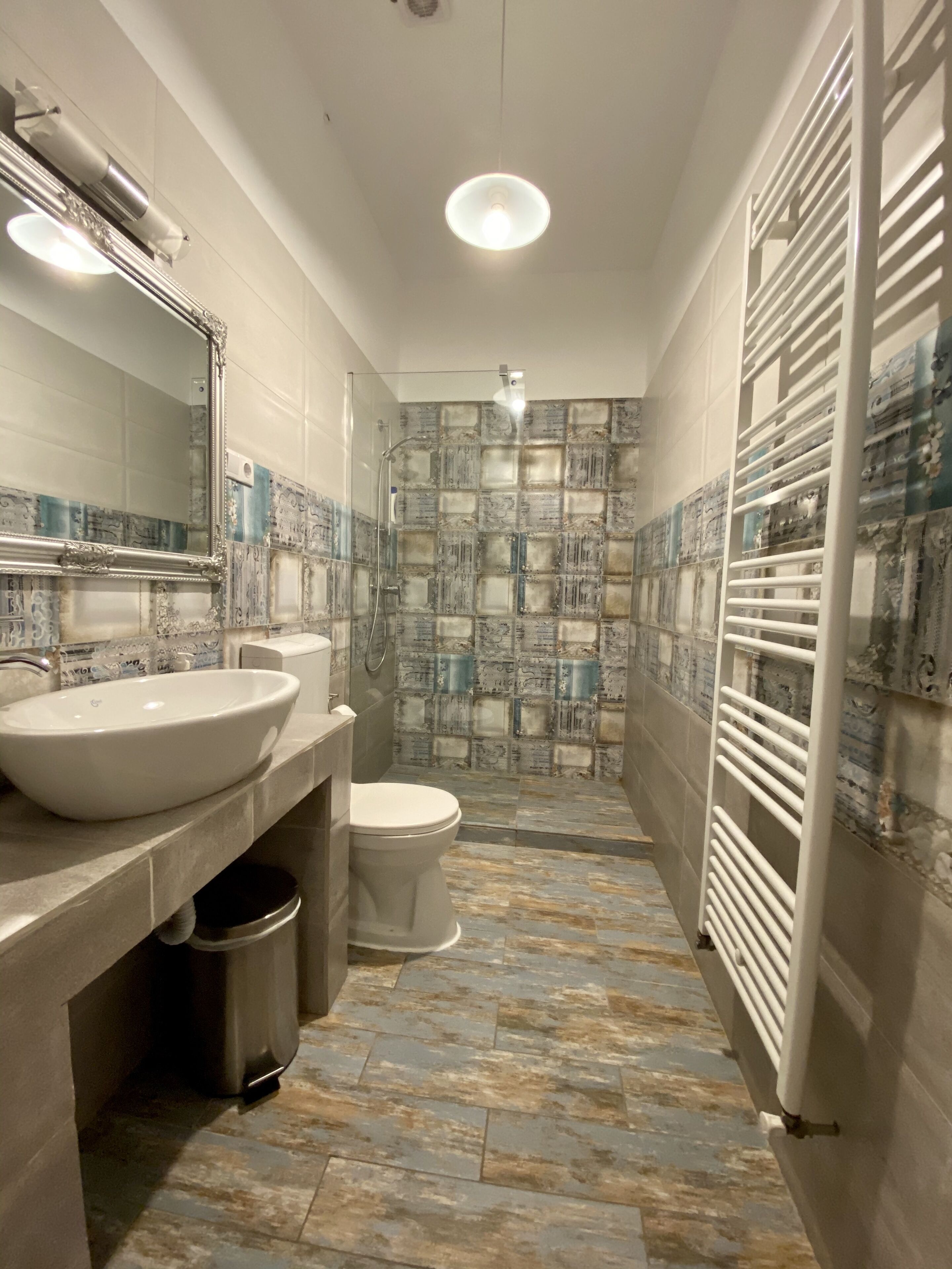 Een douche, gratis toiletartikelen, een haardroger, handdoeken