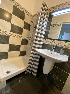 Shower, free toiletries, hair dryer, towels - Casa Balcescu (Brasov)