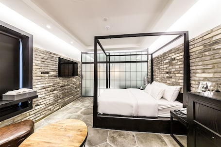 Desk, soundproofing, free WiFi