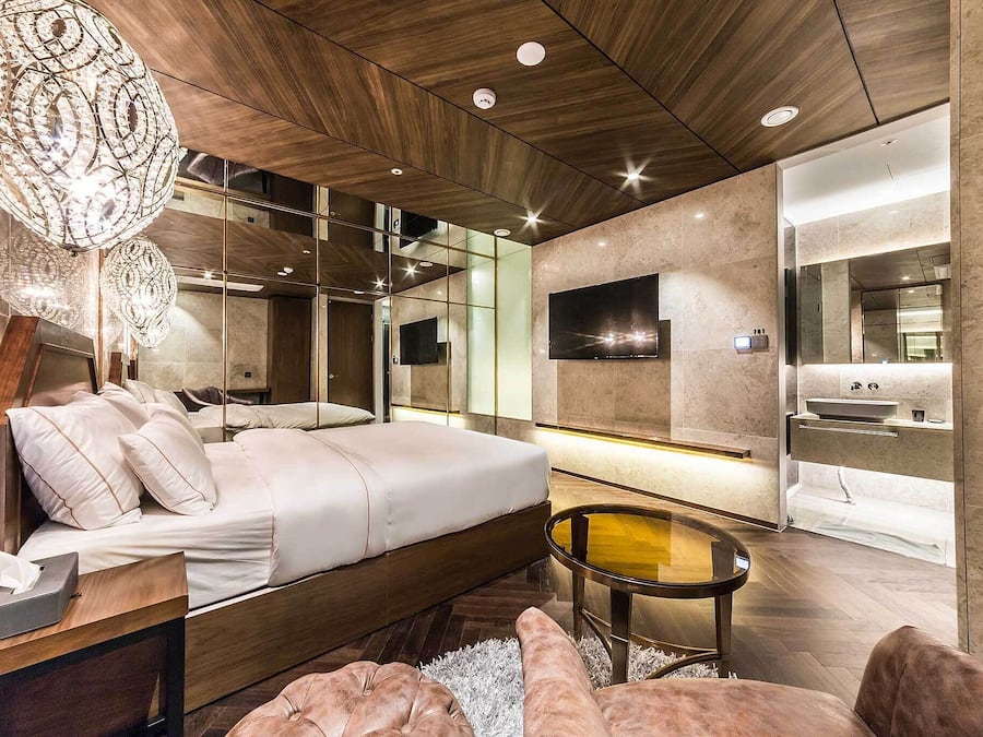 Semi Suite Room (Check-in: Sun-Thu 6PM, Fri-Sat 10PM) | Ylelliset vuodevaatteet, työpöytä