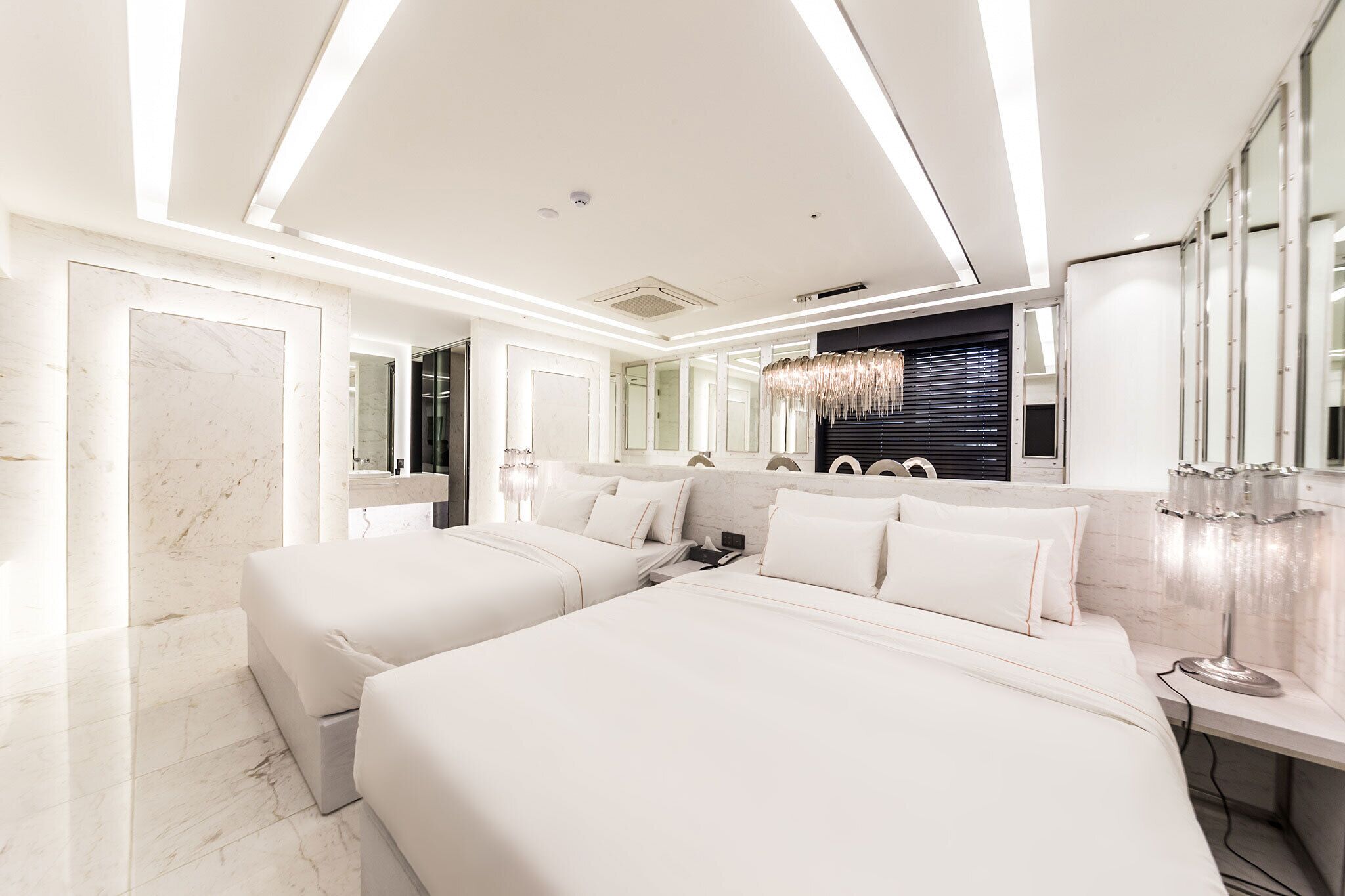 Loyal Suite 1302 (Check-in: Sun-Sat 3PM) | Hochwertige Bettwaren, Schreibtisch, laptopgeeigneter Arbeitsplatz