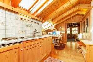 Réfrigérateur, micro-ondes, plaque de cuisson, cafetière/bouilloire