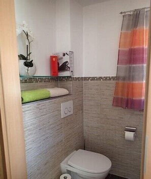 Dusche, Haartrockner, Handtücher