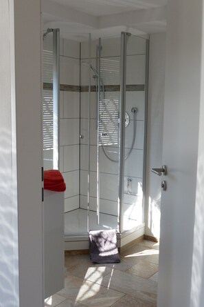Shower, hair dryer, towels - Souterrainwohnung 49 qm für 1 - 4 Personen mit 1 separaten Schlafzimmer (Grabenstätt)