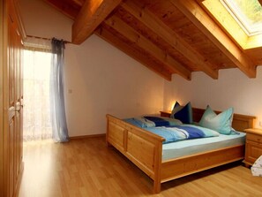 2 bedrooms, internet, bed sheets