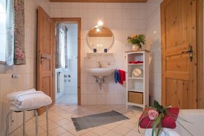 Baignoire, sèche-cheveux, serviettes fournies
