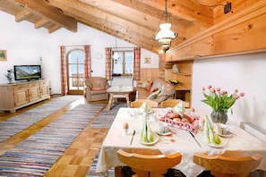 Apartment, 2 Schlafzimmer | Wohnbereich | Flachbildfernseher, Tischtennisplatte