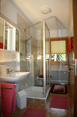 Shower, hair dryer, towels - -1- Ferienwohnung Rosenquarz (70qm), Balkon, Küche extra, 2 Schlaf- und 1 Wohn-/Schlafzimmer, max 5 Personen (Ruhpolding)