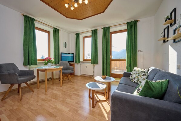 TV - Vacation apartment Chiemsee for 1-2 persons (50 sqm, upper floor) (Bernau am Chiemsee)
