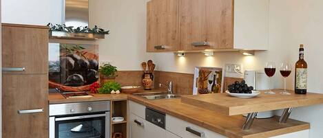 冷蔵庫、電子レンジ、オーブン、コンロ