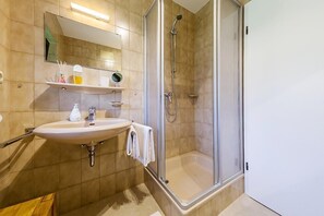 Dusche, Haartrockner, Handtücher