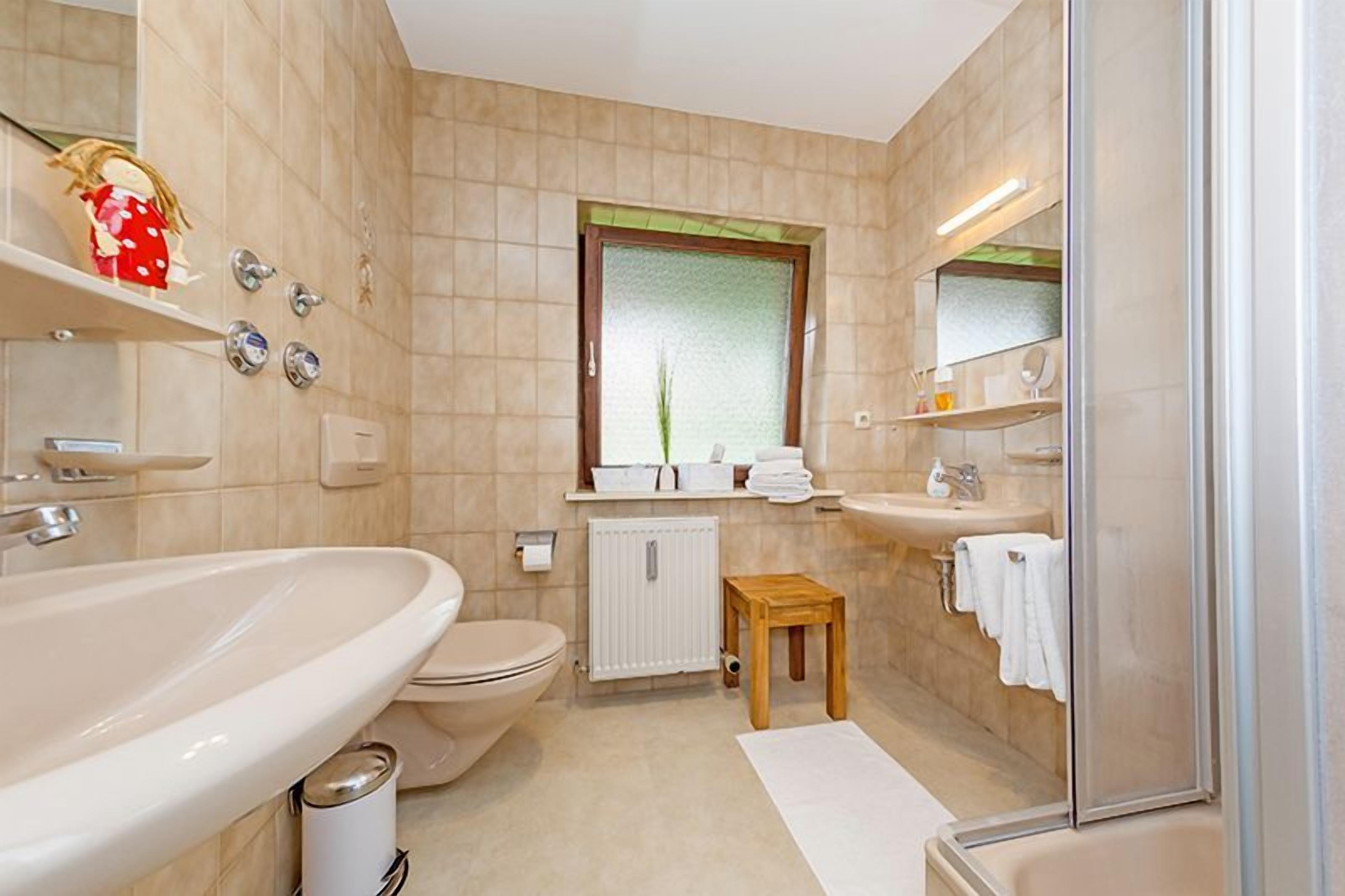 Un baño con bañera, inodoro y zona de ducha.