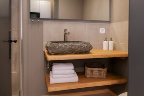 Dusche, Haartrockner, Handtücher