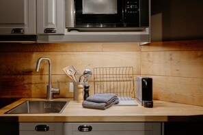 Kühlschrank, Mikrowelle, Herdplatte, Wasserkocher mit Kaffee-/Teezubehör