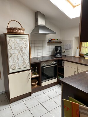 Kjøleskap, mikrobølgeovn, ovn og kokeplater