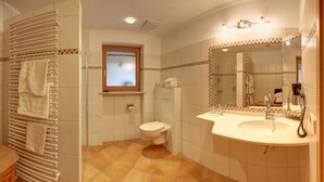 Ein Badezimmer mit Toilette, Waschbecken und Handtuchhalter.