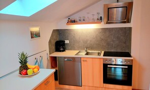 Fridge, oven, stovetop, dishwasher