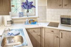 Kjøleskap, mikrobølgeovn, kokeplater og kaffetrakter/tekoker