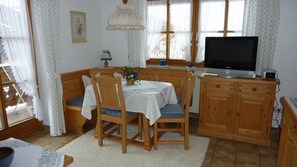 Dining - Ferienwohnung Enzian für 2 Personen, 40 qm, Wohn- und Schlafraum getrennt, Balkon (Schönau am Königssee)