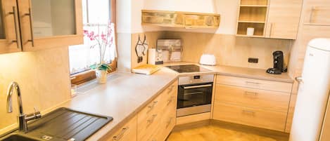 Kühlschrank, Mikrowelle, Ofen, Herdplatte