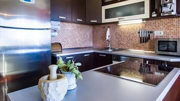 Refrigerador, microondas, parrilla de estufa y cafetera y tetera