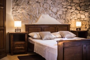 1 bedroom, desk, iron/ironing board, free cots/infant beds