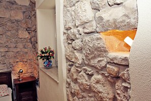 1 quarto, escrivaninha, ferros/tábuas de passar roupa, berços grátis