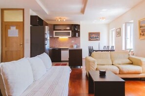 Deluxe Apartment, 2 Bedrooms | Living area