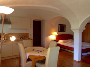 Apartment mit Garten, 42 qm-Wohnschlafraum