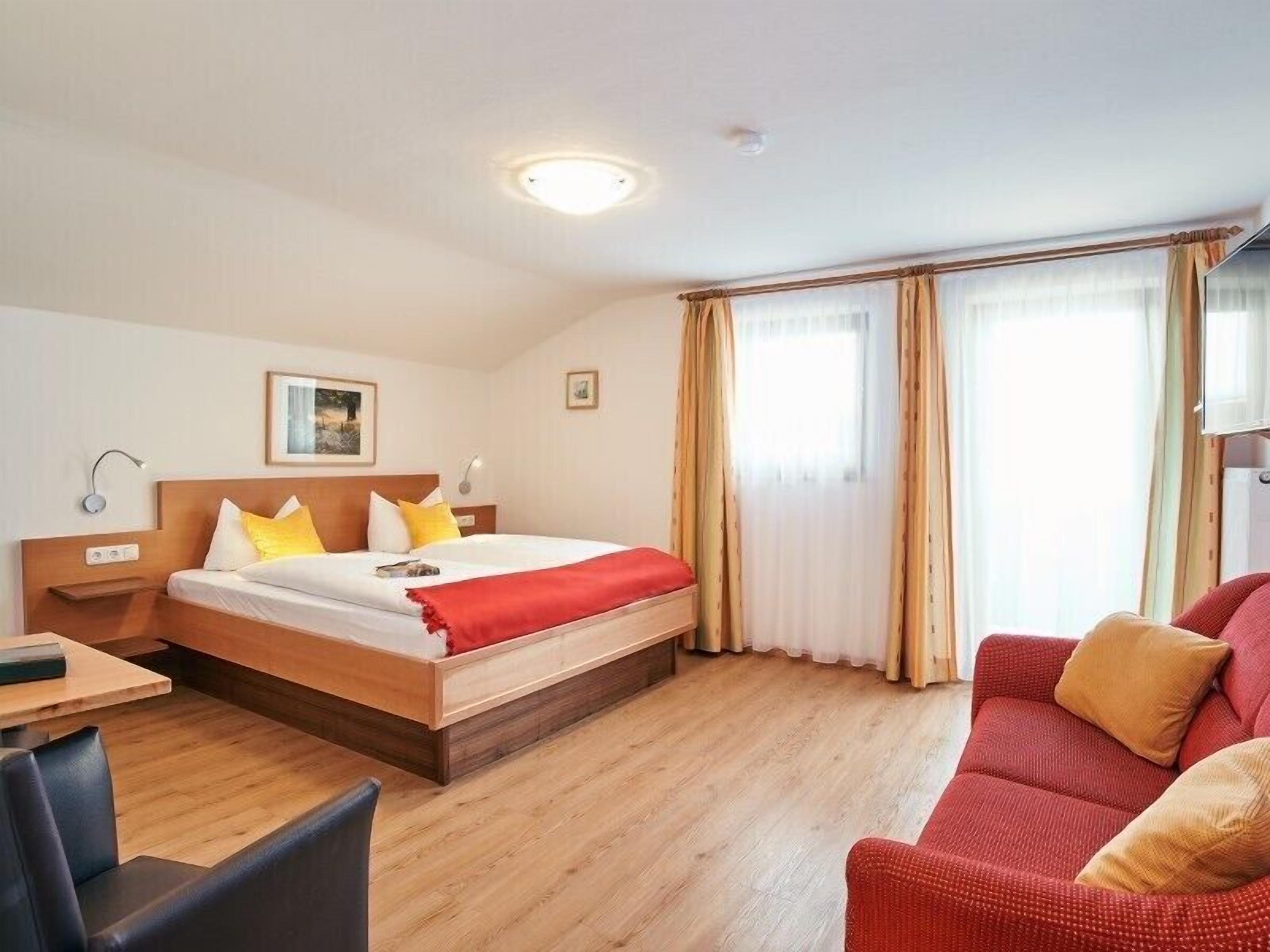 Ferienwohnung Berganemone, für 4 Personen, 69 qm, Balkon-Fewo 3 Berganemone 1. Schlafzimmer mit eigenem Schlafzimmer und Ankleide