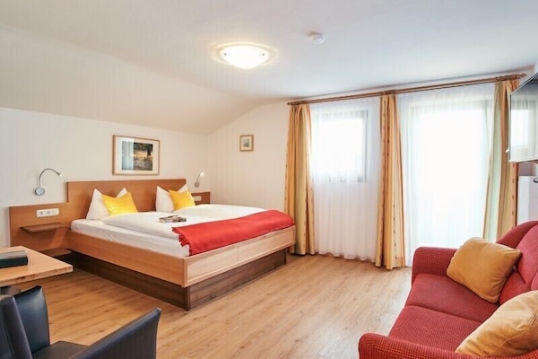 Ferienwohnung Berganemone, für 4 Personen, 69 qm, Balkon-Fewo 3 Berganemone 1. Schlafzimmer mit eigenem Schlafzimmer und Ankleide