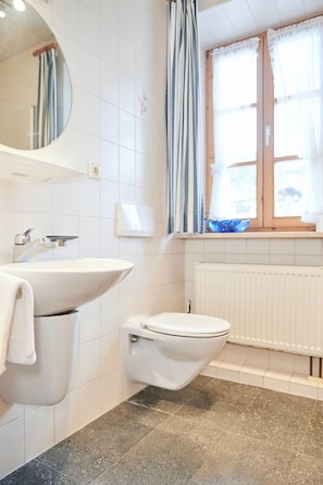 Badewanne, Haartrockner, Handtücher