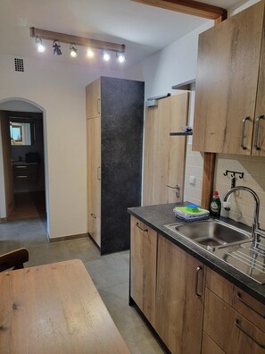 ثلاجة، فرن، موقد طهي مسطح، ماكينة لصنع القهوة/الشاي