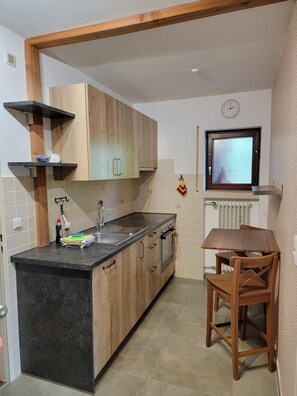 Kühlschrank, Ofen, Herdplatte, Wasserkocher mit Kaffee-/Teezubehör