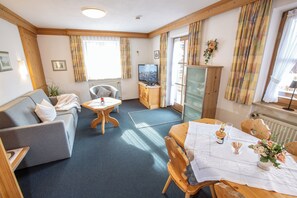 TV, table tennis - (02) Komfortable Zwei-Raum-Ferienwohnung, Küche und Südwestbalkon (Reit im Winkl)