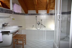 Bathtub, hair dryer, towels - Two-room apartment Klausenberg, 70 sqm, kitchen, bathroom and balcony (Reit im Winkl)