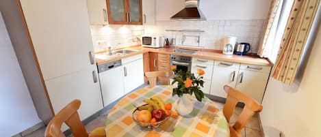 Réfrigérateur, four à micro-ondes, un four, surface de cuisson