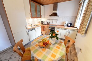 Fridge, microwave, oven, stovetop - Ferienwohnung 2 im Erdgeschoss, 65 qm, für 2 bis 4 Personen, 2 sep. Schlafzimmer, bedingt geeignet für Rollstuhlfahrer (Grabenstätt)