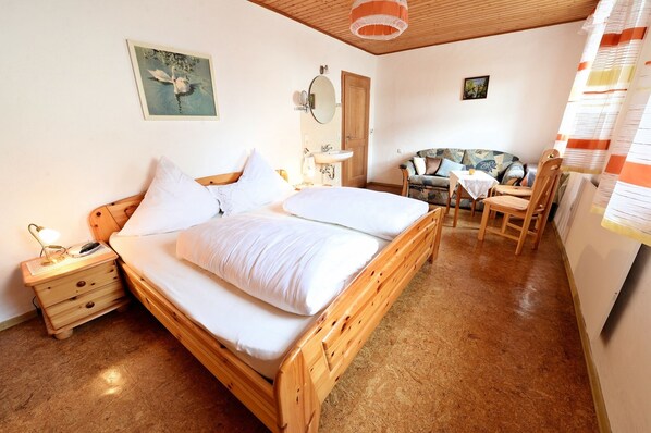 2 bedrooms, Internet, bed sheets - Ferienwohnung 2 im Erdgeschoss, 65 qm, für 2 bis 4 Personen, 2 sep. Schlafzimmer, bedingt geeignet für Rollstuhlfahrer (Grabenstätt)