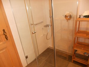 Badewanne, Haartrockner, Handtücher