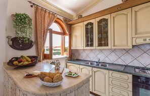 Geladeira, cooktop, talheres/pratos/utensílios de cozinha