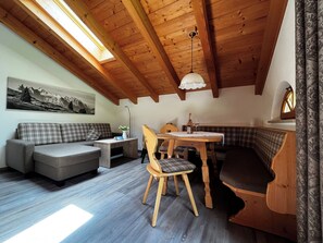 TV - 03 Apartment approx. 41 sqm with balcony and panoramic view (Reit im Winkl)
