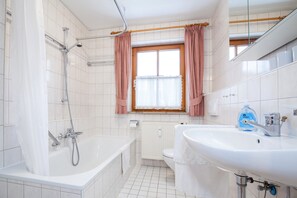 Baignoire, sèche-cheveux, serviettes fournies