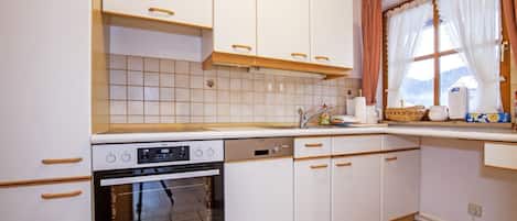 冷蔵庫、電子レンジ、オーブン、コンロ