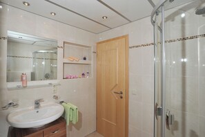 Douche, sèche-cheveux, serviettes fournies