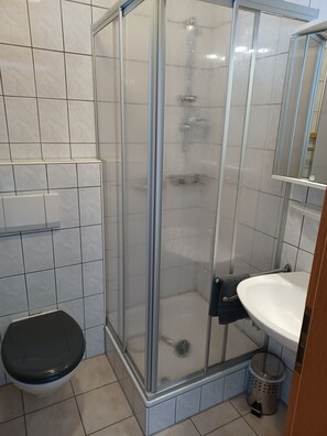 Shower, hair dryer, towels - Ferienwohnung Klausenberg, 90qm mit Balkon (Reit im Winkl)
