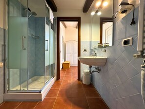Habitación doble Deluxe | Baño | Amenidades de baño gratuitas, secadora de cabello, bidet, toallas